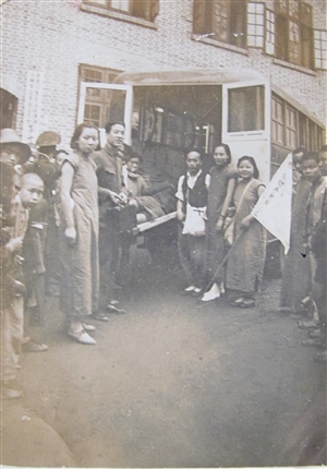 1940年6月，宽仁医院流动手术队从白市驿救援回到曾家岩分院门口合影_Jc