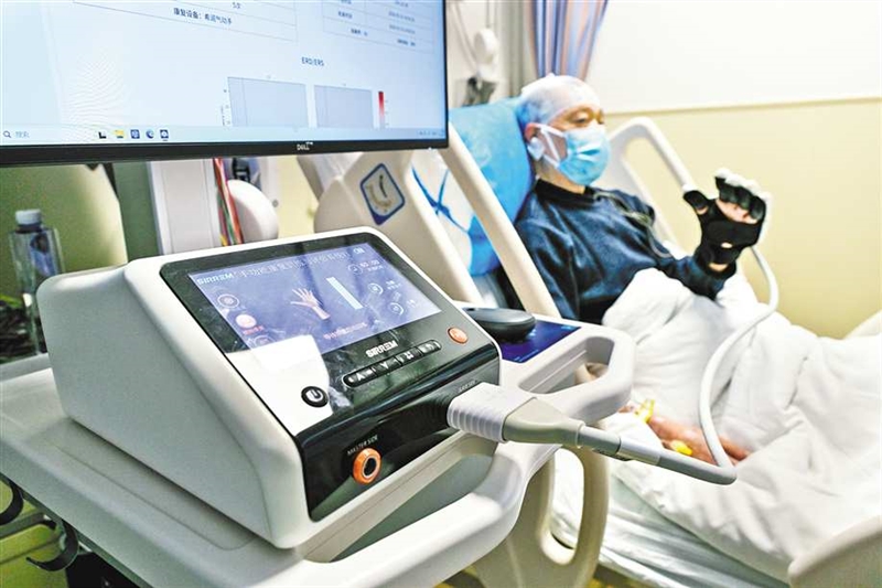 西南首个脑机接口病房完成100例康复训练治疗 瘫痪患者用脑一想手就能动