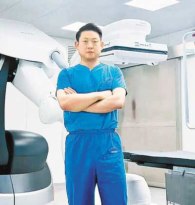 重庆医生刘曦在万米高空果断救人——“救死扶伤是本职，无论何时何地”