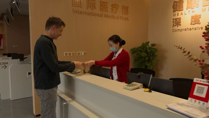 探亲游渝便捷就医 英国游客快速完成体检诊疗盛赞重医附二院