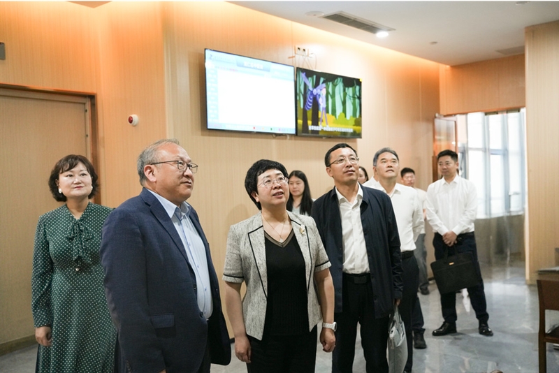 哈密市副市长滕春玲一行莅临重医附二院调研交流